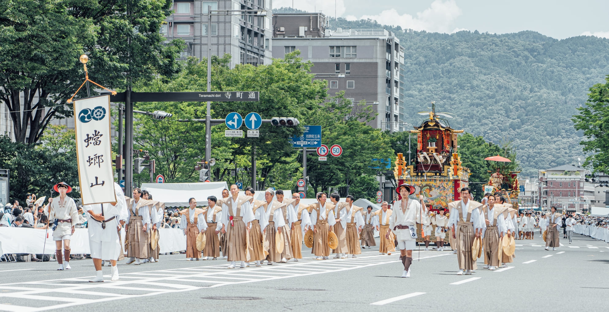 山鉾巡行中の蟷螂山